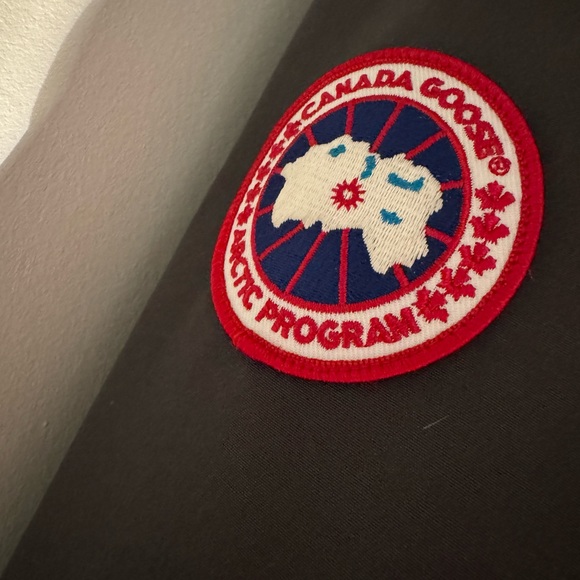 Women’s Canada Goose Parka Size L - Picture 4 of 13